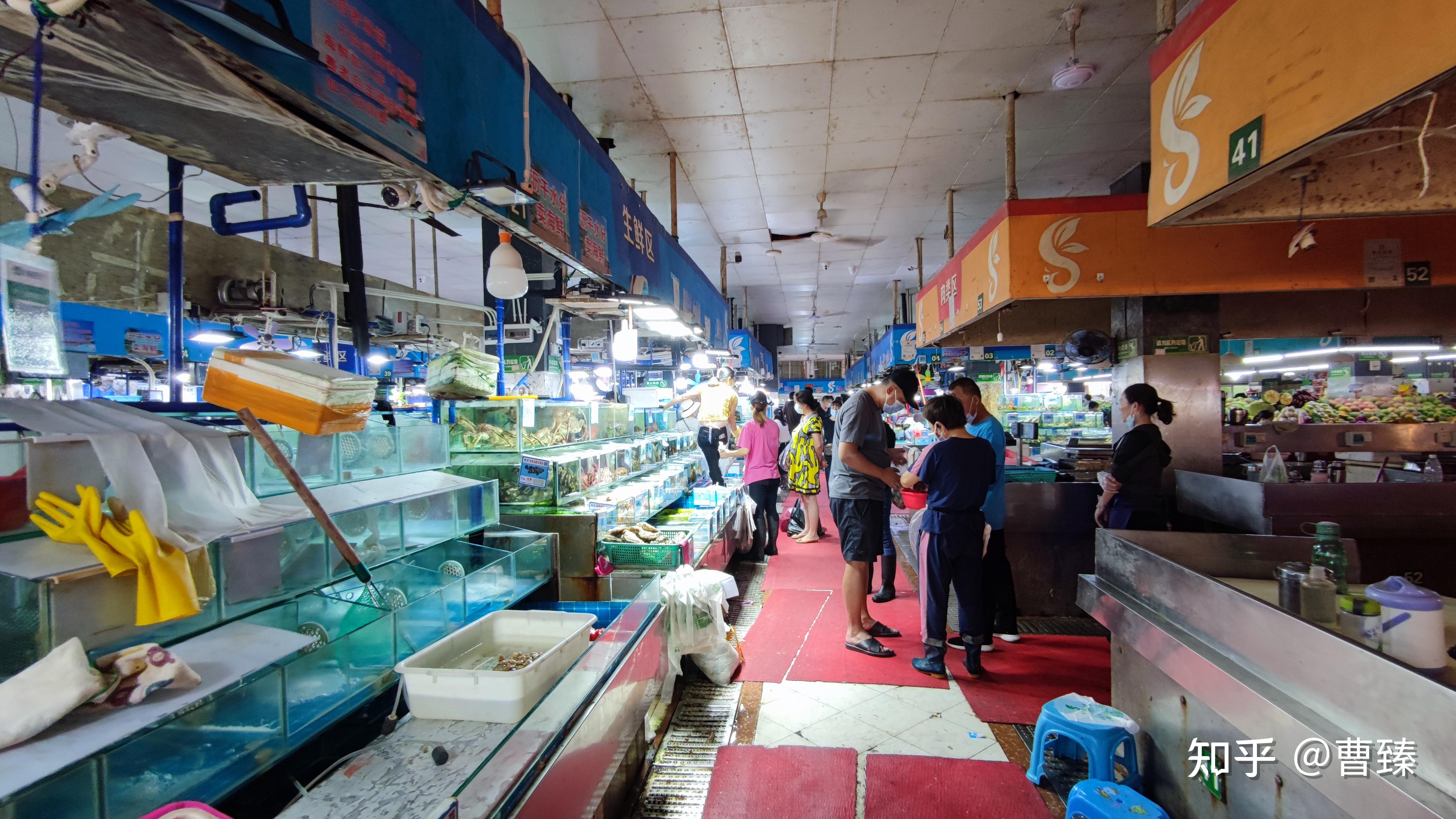 通常,这些地方有很多档口卖海鲜,边上就是一些饭馆大排档,可以按斤称