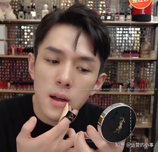 细心的小伙伴应该不难发现,李佳琦直播的背景墙一直都是口红墙,能够