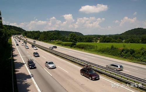 大湖車務之自駕篇小心在高速上的快車道開慢車會認定為違章