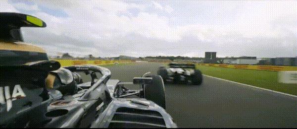 《F1:狂飙飞车》156分钟全程高能!F1实拍镜头颠覆赛车影史