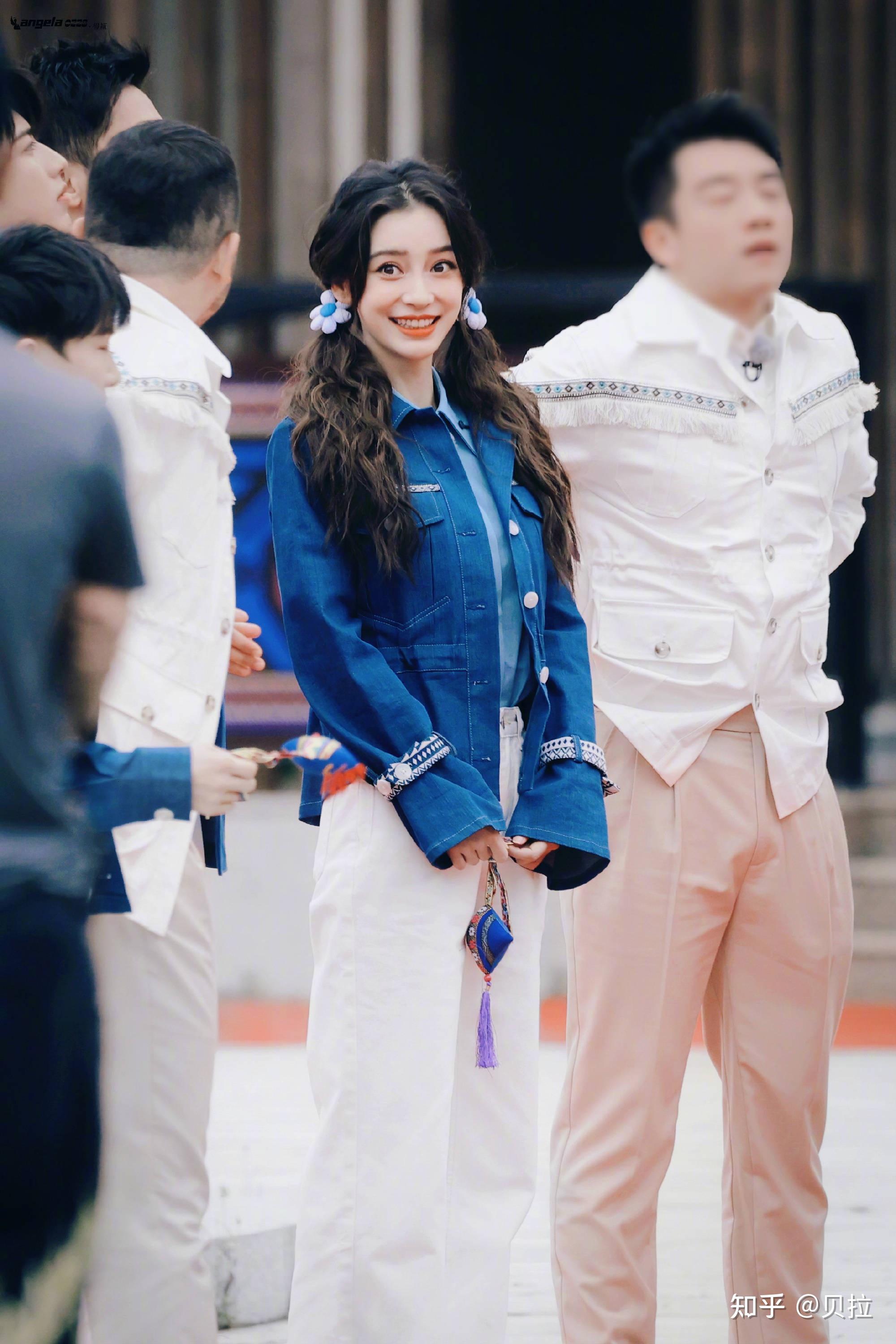 杨颖奔跑吧路透图扎双马尾戴花头绳元气十足