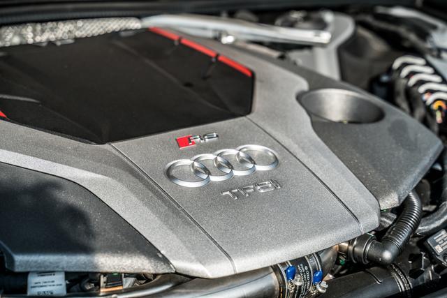 9t双涡轮v6发动机,整个发动机舱满满当当的,非常具有质感.