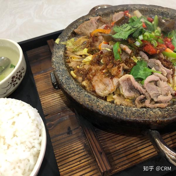 石锅小鲜肉 肉真的很嫩!而且埋在下面的金针菇 也太好吃了吧!