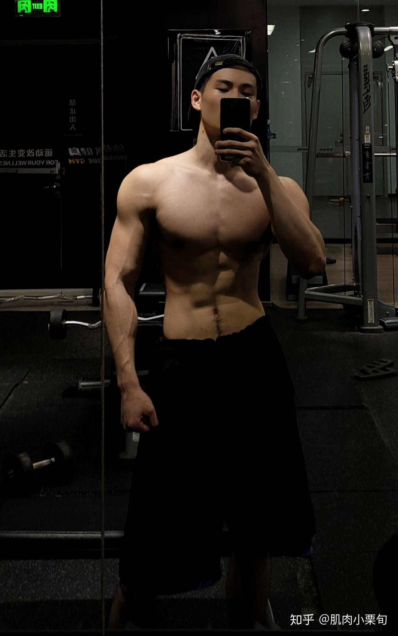 29岁上海黑皮肌肉男爆红推特，这身材太撩了_小哥_健身房_胸肌