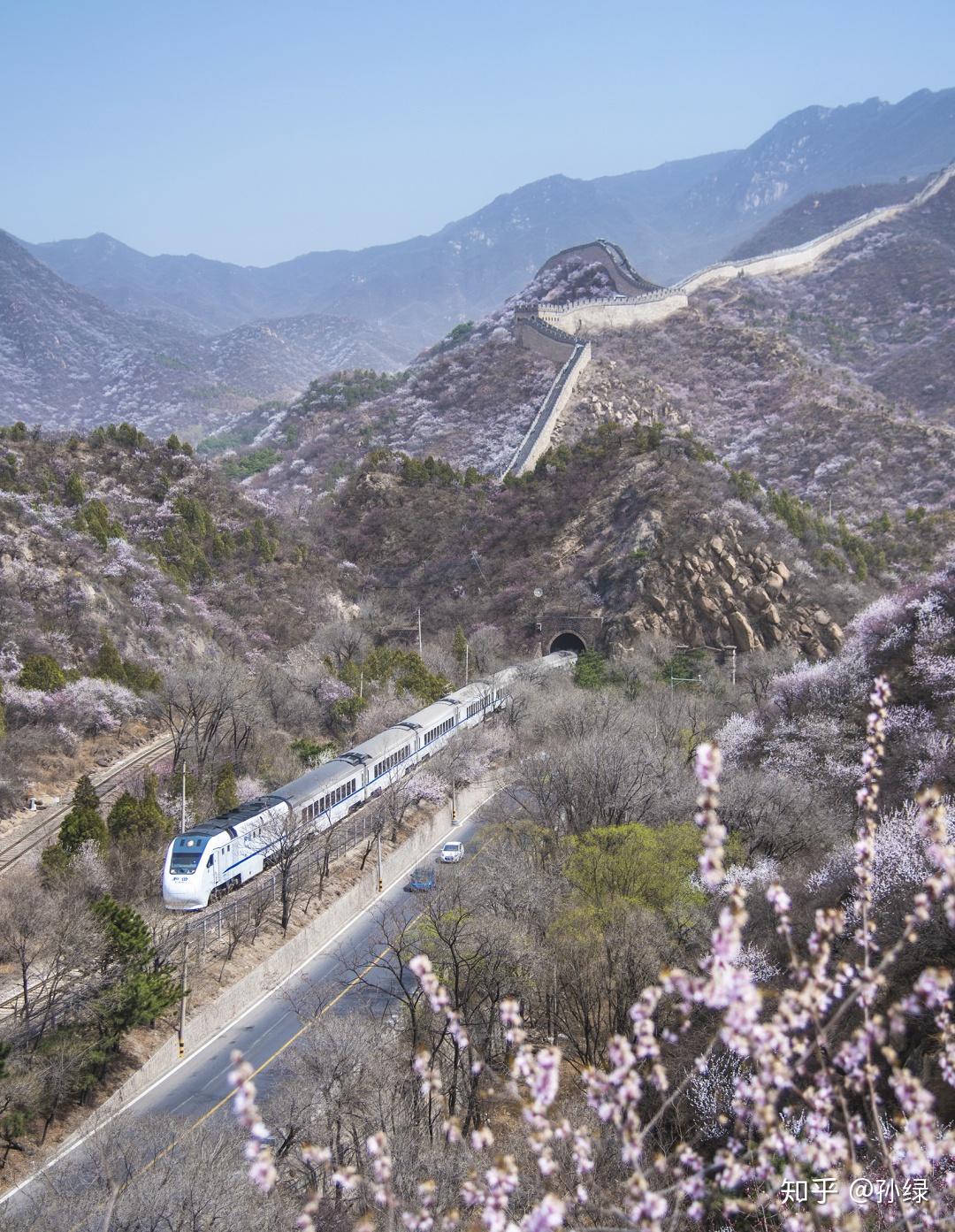 (图片来自:西直门折返段 / 图虫创意)▼长城脚下,一辆驶出八达岭隧道