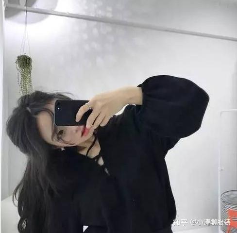 服装店小姐姐对着镜子拍照必学的pose