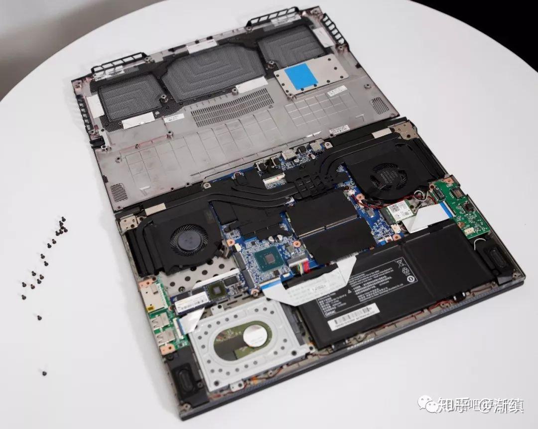 窄边框的颜值范儿游戏本机械革命z2评测