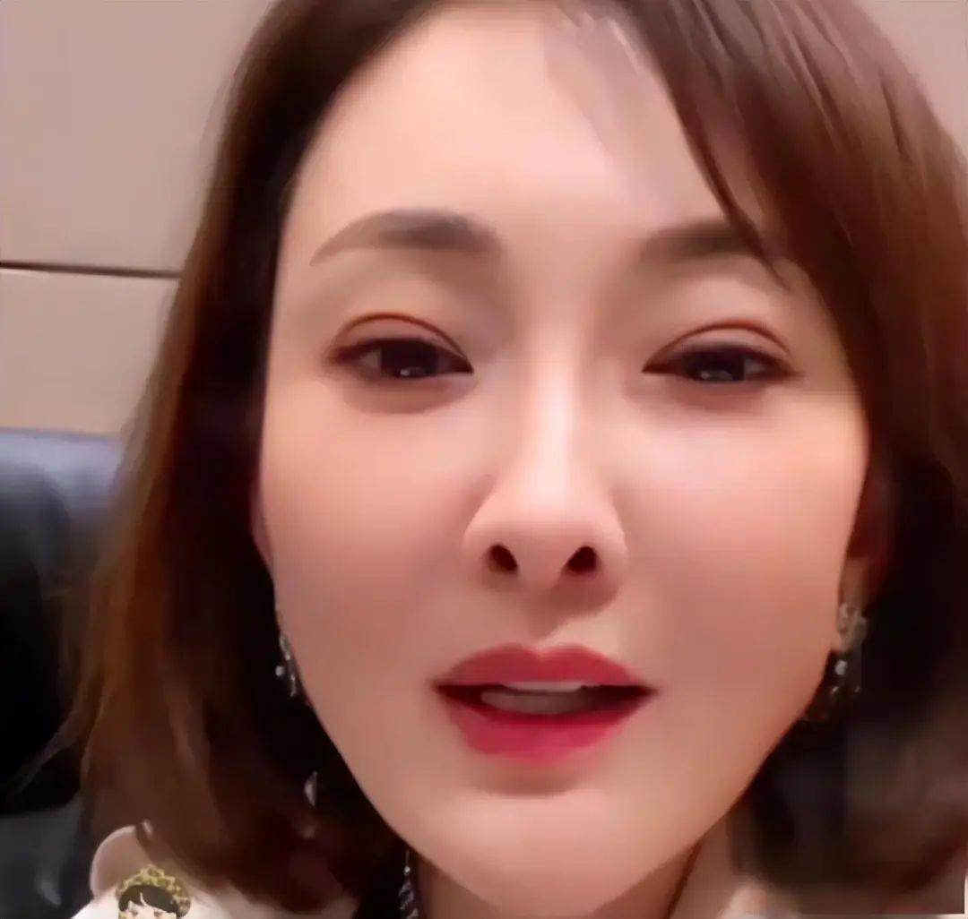 49岁牛莉整容失败,脸僵模样大变难认出,评论区沦陷本人发声回应