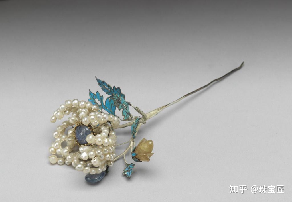 8大品牌30款风姿各异的菊花珠宝,秋天氛围瞬间拉满!