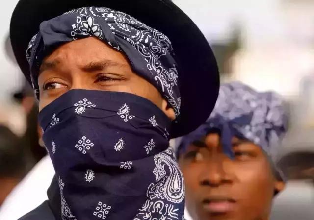 瘸帮中国的rapper还是很peace的,顶多也就在别人演出时去后台堵人干一