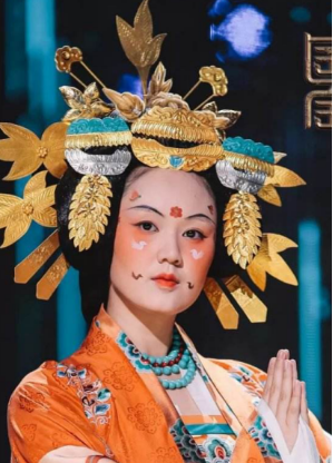 国家宝藏中女子的面靥,与敦煌窟壁内的鸟靥妆,有异曲同工之处.