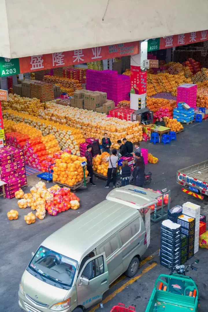 在众彩,一辆卡车即一个摊位,果品市场入口处附近的水果必须成筐或者成