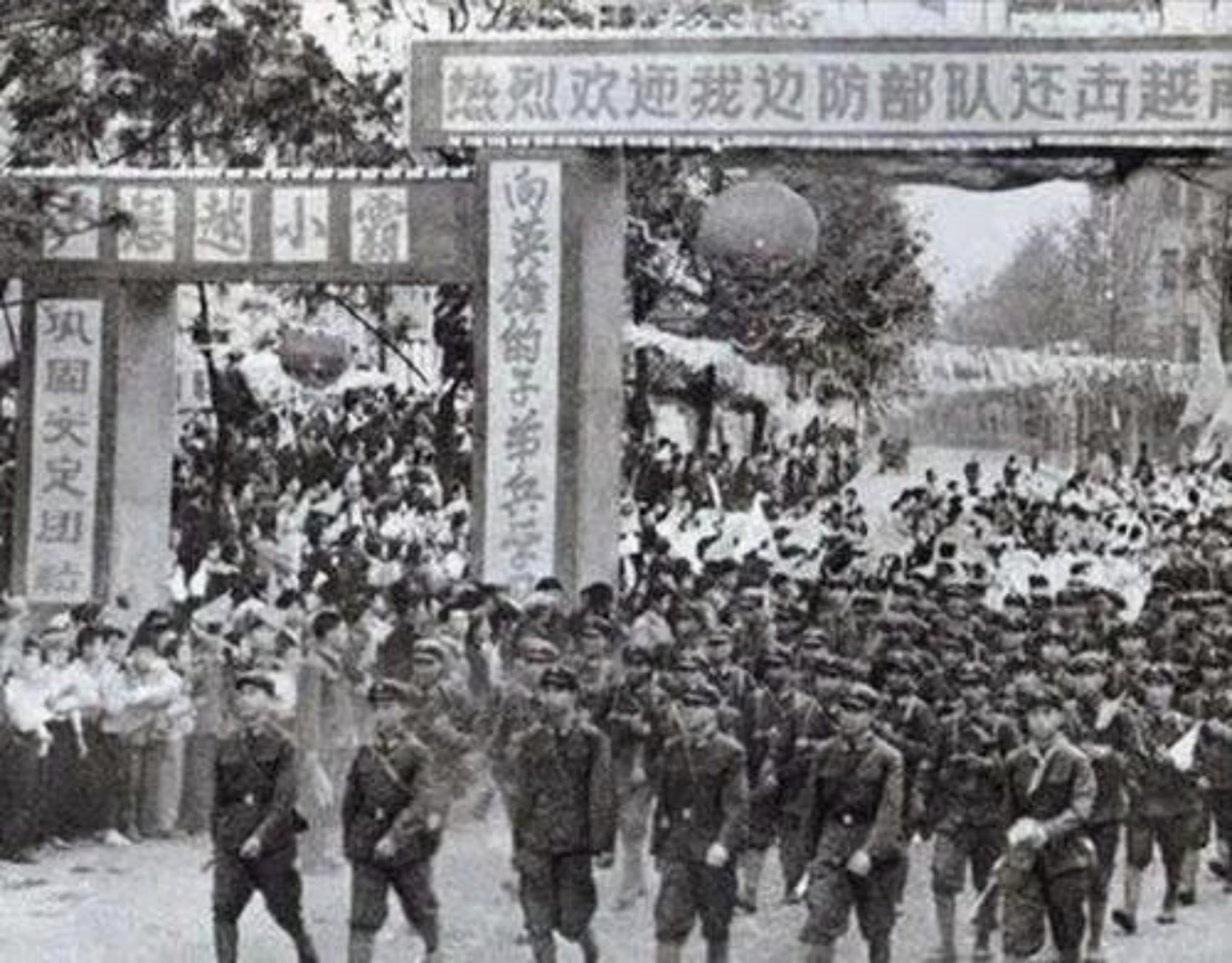 自卫还击部队凯旋而归 自卫还击部队凯旋而归