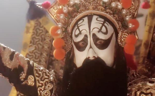 这个霸王应该是由京剧演员李岩扮的:台上这段唱的也是京剧《霸王别姬