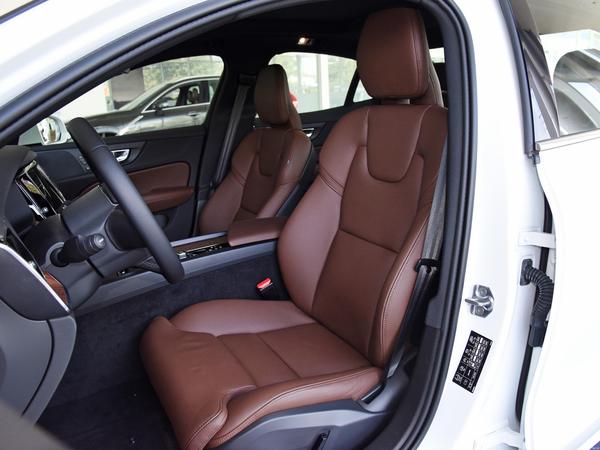 2021款沃尔沃s60,现车足,优惠高,最低不到23万