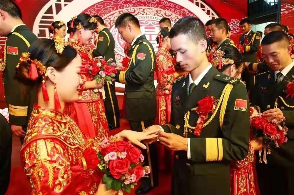 高甜撒糖陆军部队集体婚礼来袭