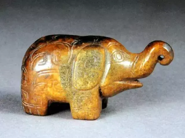 妇好墓中出土的玉象象尊 现藏于湖南省博物馆文献证据考古发现中得出