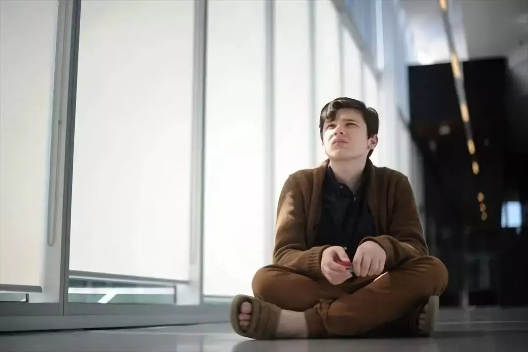 视频中的论证者是一个只有13岁的男孩——雅各布·巴尼特(jacob