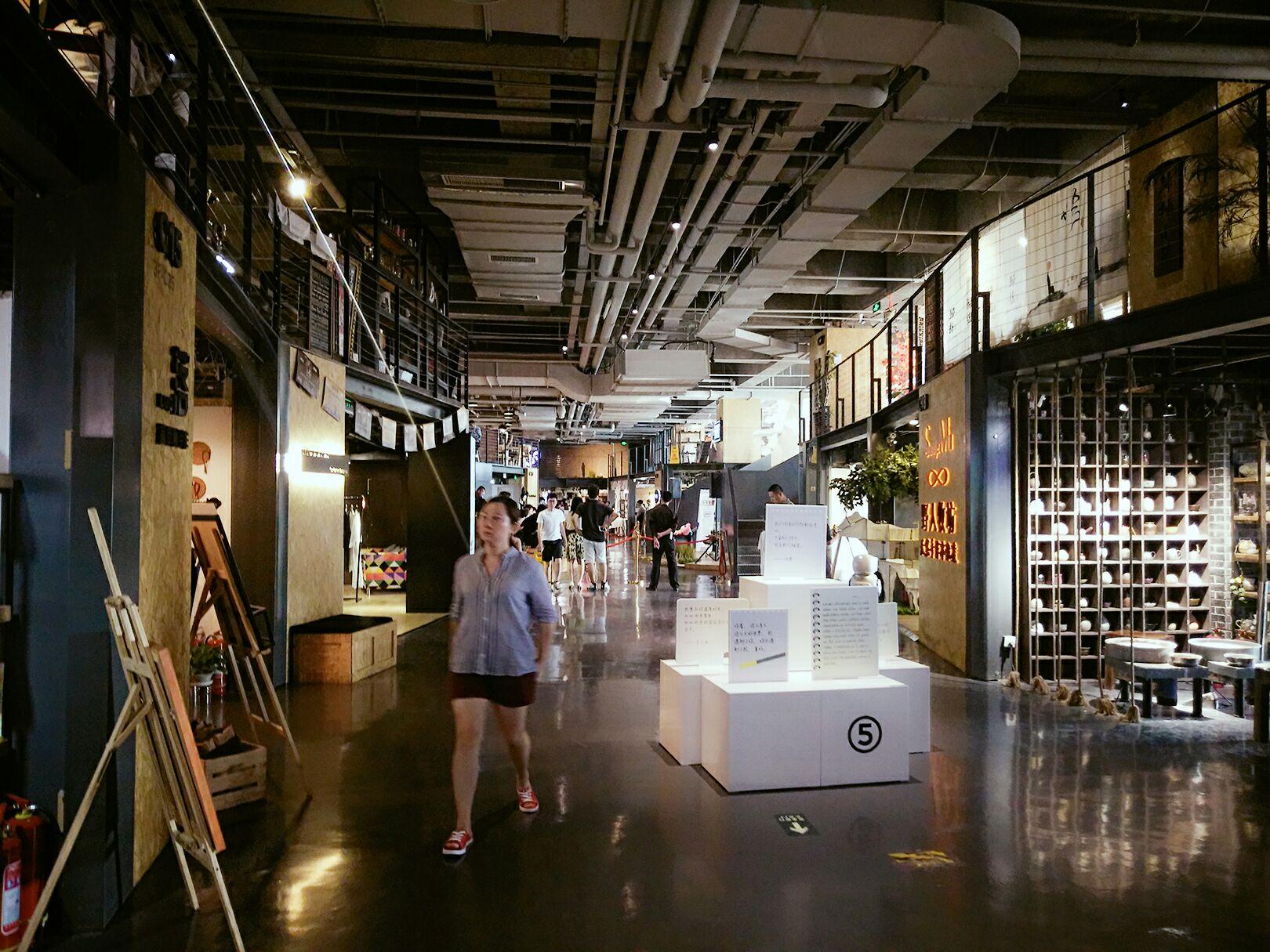 骑鹅公社要有意思一点,各种涂鸦和意义不明的墙壁哈哈哈,还有一间充满