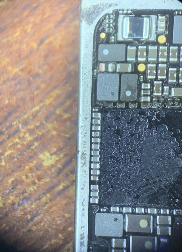 iPhone8plus不开机,顾客进门都让换CPU,手机到