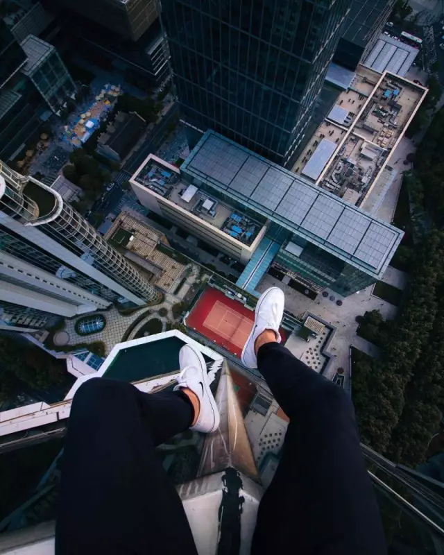 16岁冒险少年爬上上海高楼在楼顶边缘纪录下城市的另一面