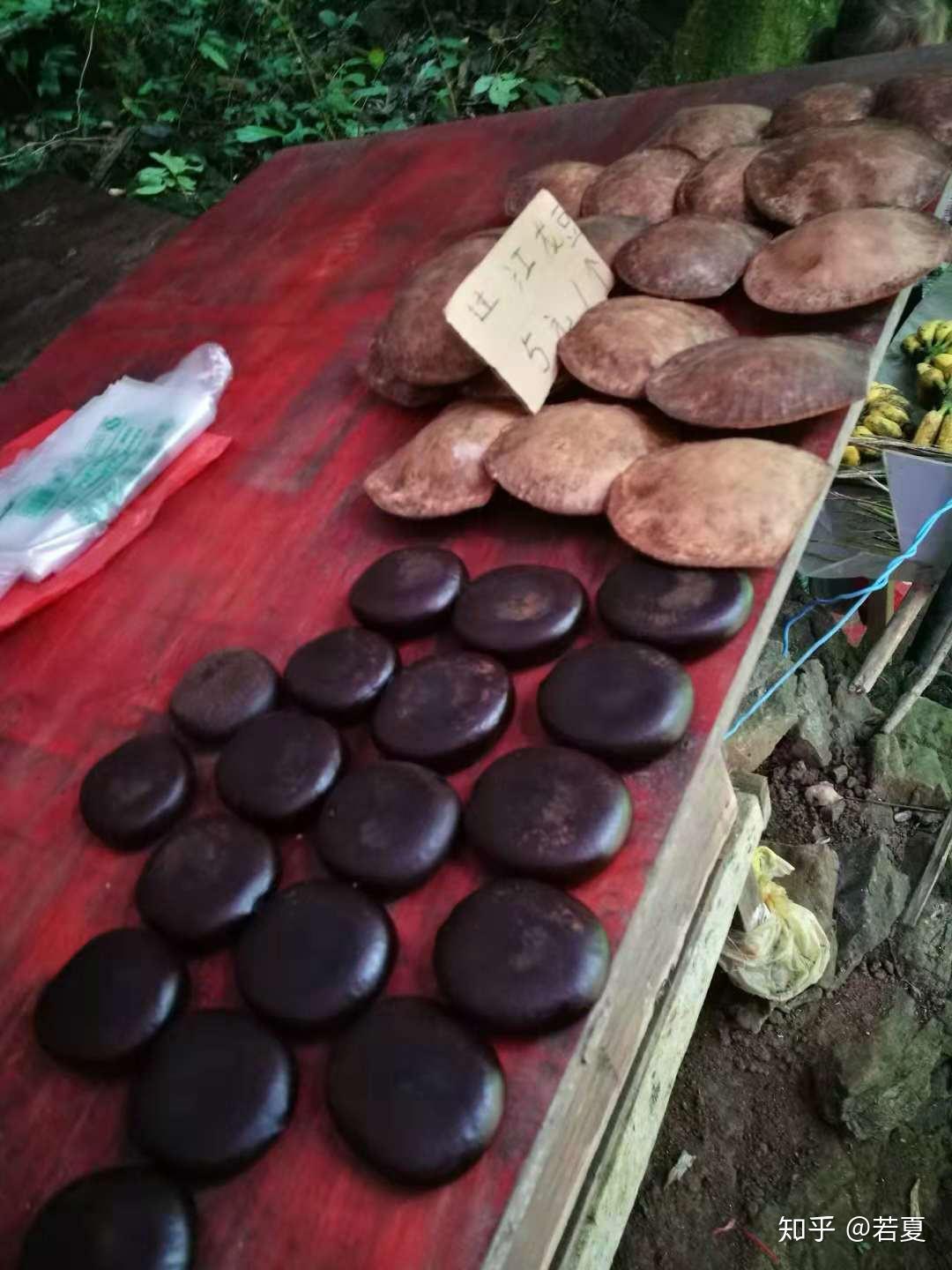 这是过江龙,一种植物的种子,据说可以祛疼,可以拿来刮痧.