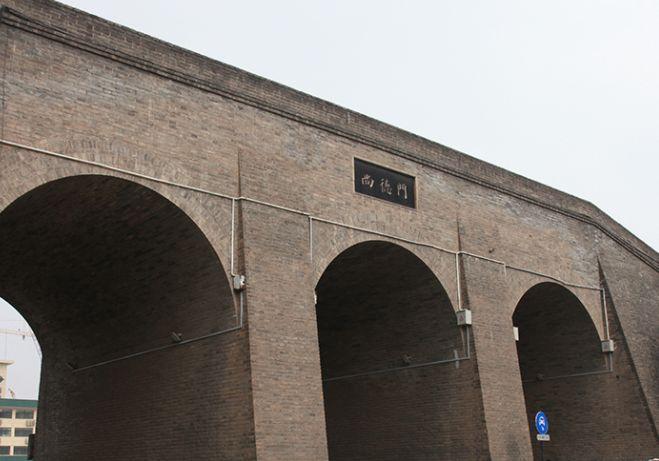 辛亥革命后,陕西都督张凤翔主持拆除满城.