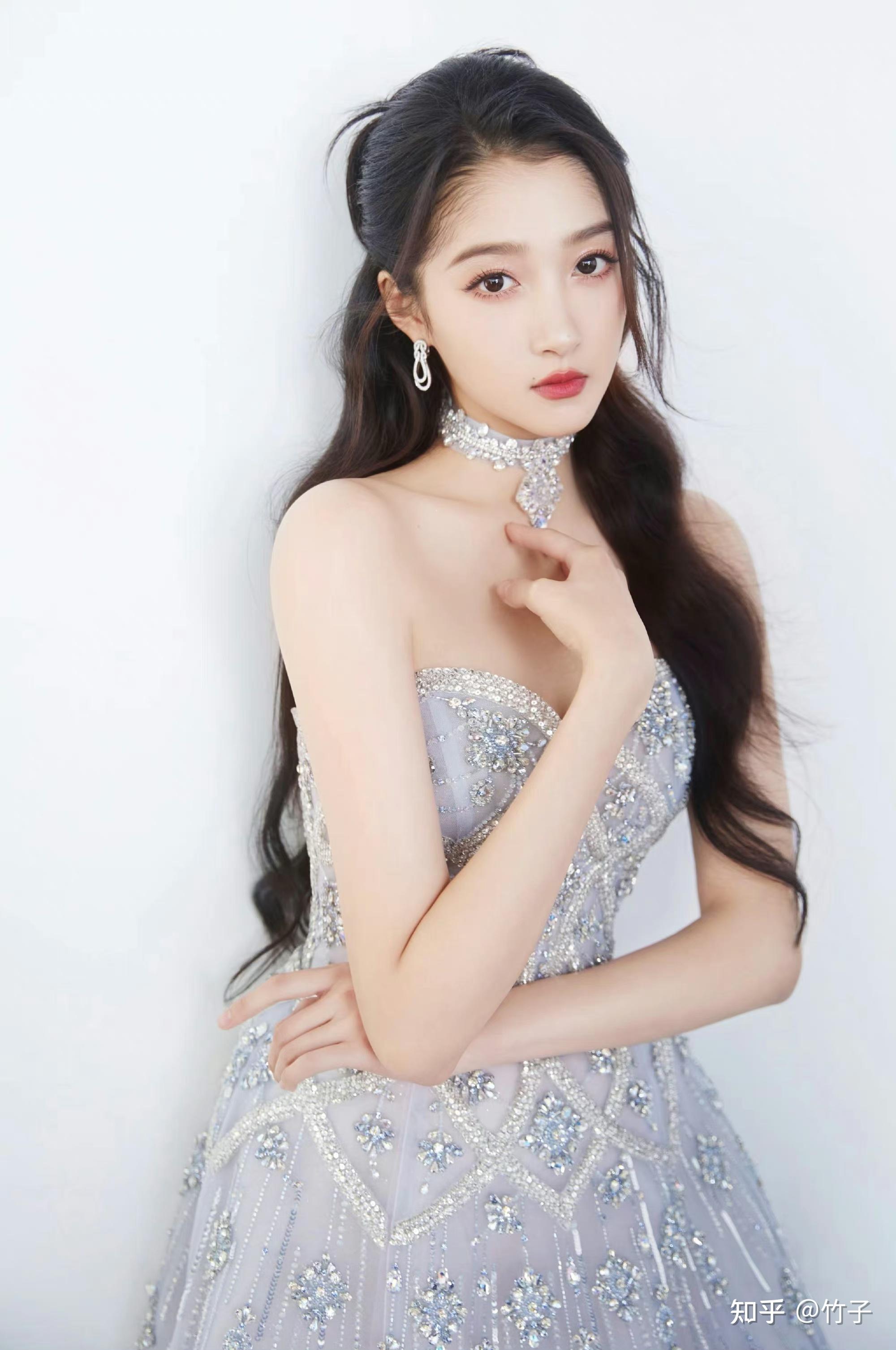 关晓彤最新美照海量大放送,每一套都华丽丽亮闪闪实在是美到我了