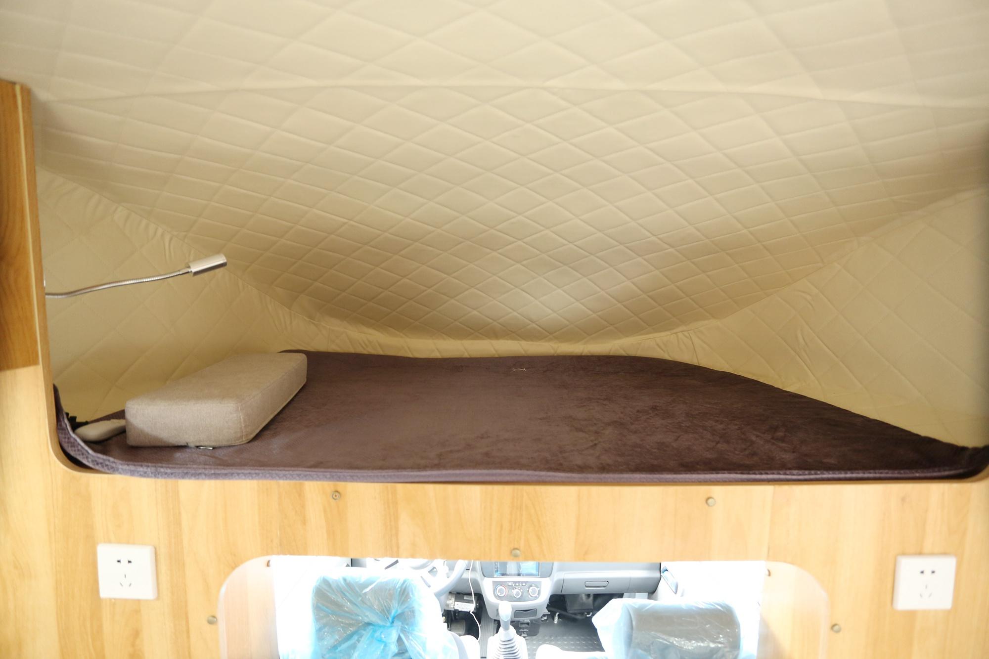 10万出头的北汽黑豹c型房车,两张大床可睡4人,厨卫齐全