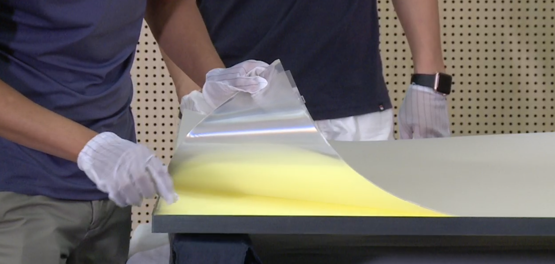 首先对比的是背光膜片:所以拆机直播,最受关注的就是电视屏幕的拆解了