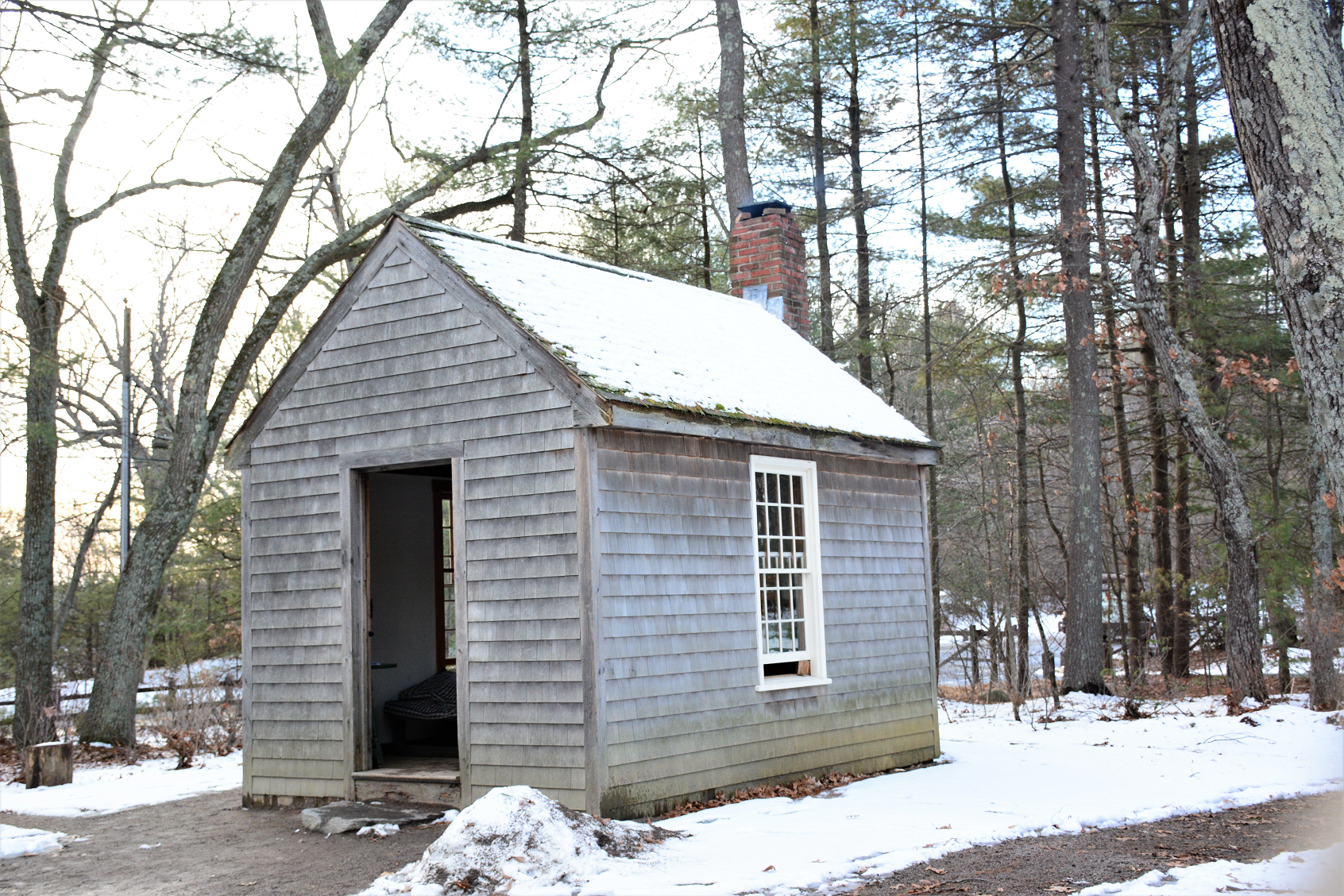 梭罗盖的那个小木屋跟瓦尔登湖只隔着一条马路.