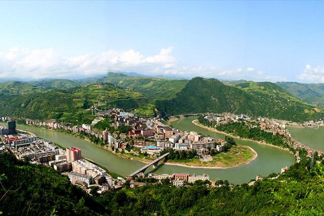 太极城的美:"仞望俯瞰江河流,太极突现山城秀","南望汉江,北镇旬河