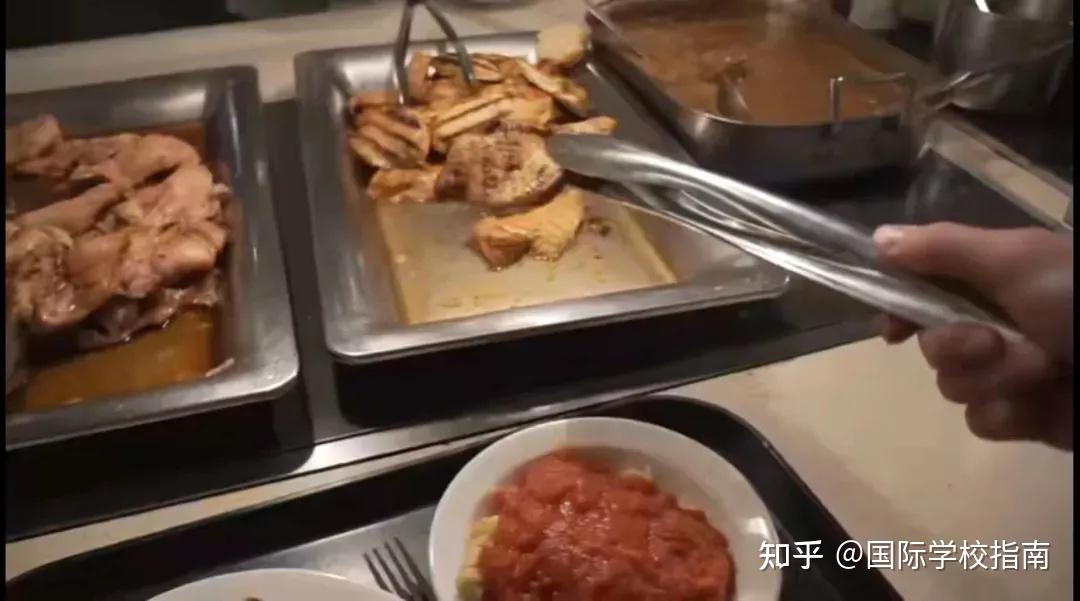 和国内大学不一样的是,哈佛是一年交一次餐费,刷卡进食堂,然后就是自