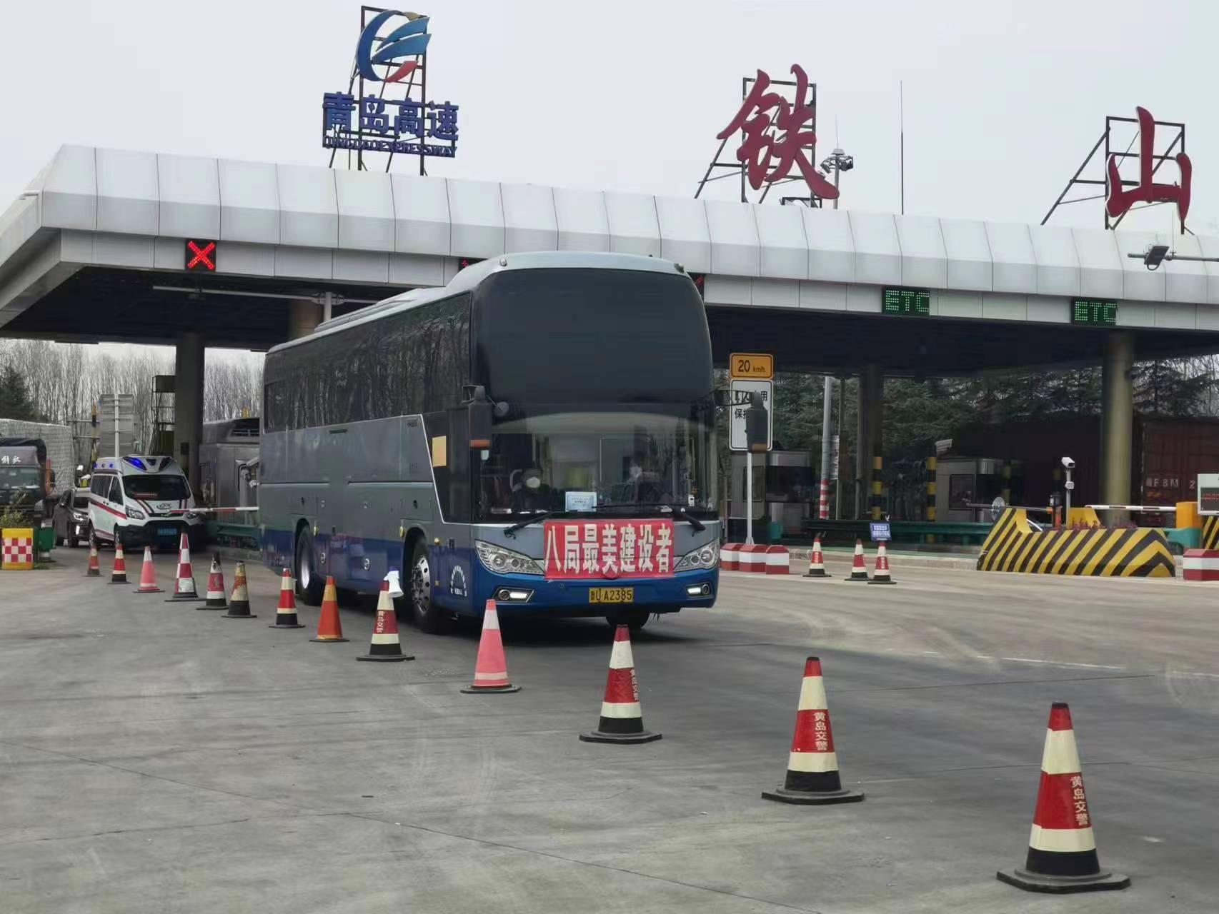 徐徐驶出青岛西海岸新区g15沈海高速铁山收费站出口