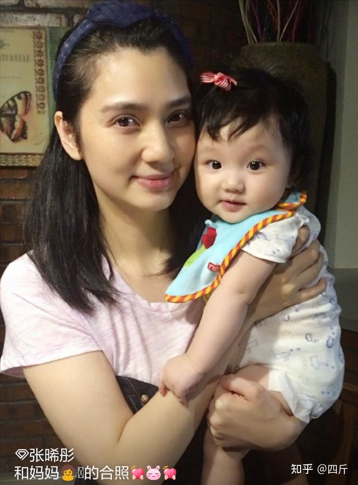 尤其是张晞彤的鼻子和嘴巴,简直和张丹峰的一模一样,而且脸型方面也是