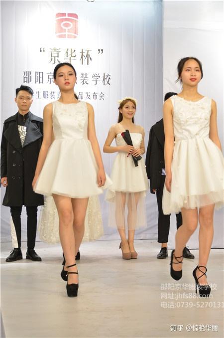 岳阳服装学校老师教导全体学子一定要懂得感恩