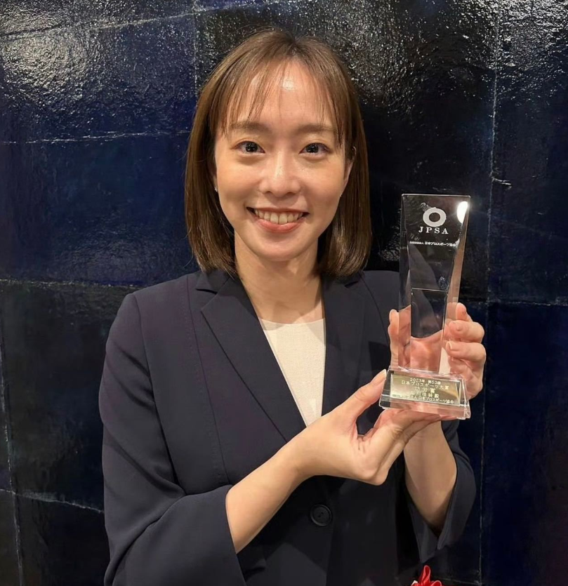 祝贺石川佳纯拿下新荣誉乒坛美女世界冠军被授予终身成就奖