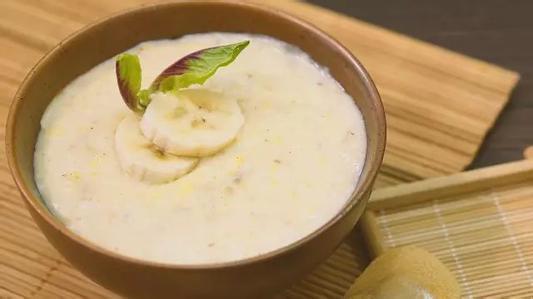 二,牛奶香蕉糊(建议月龄:7-9m)