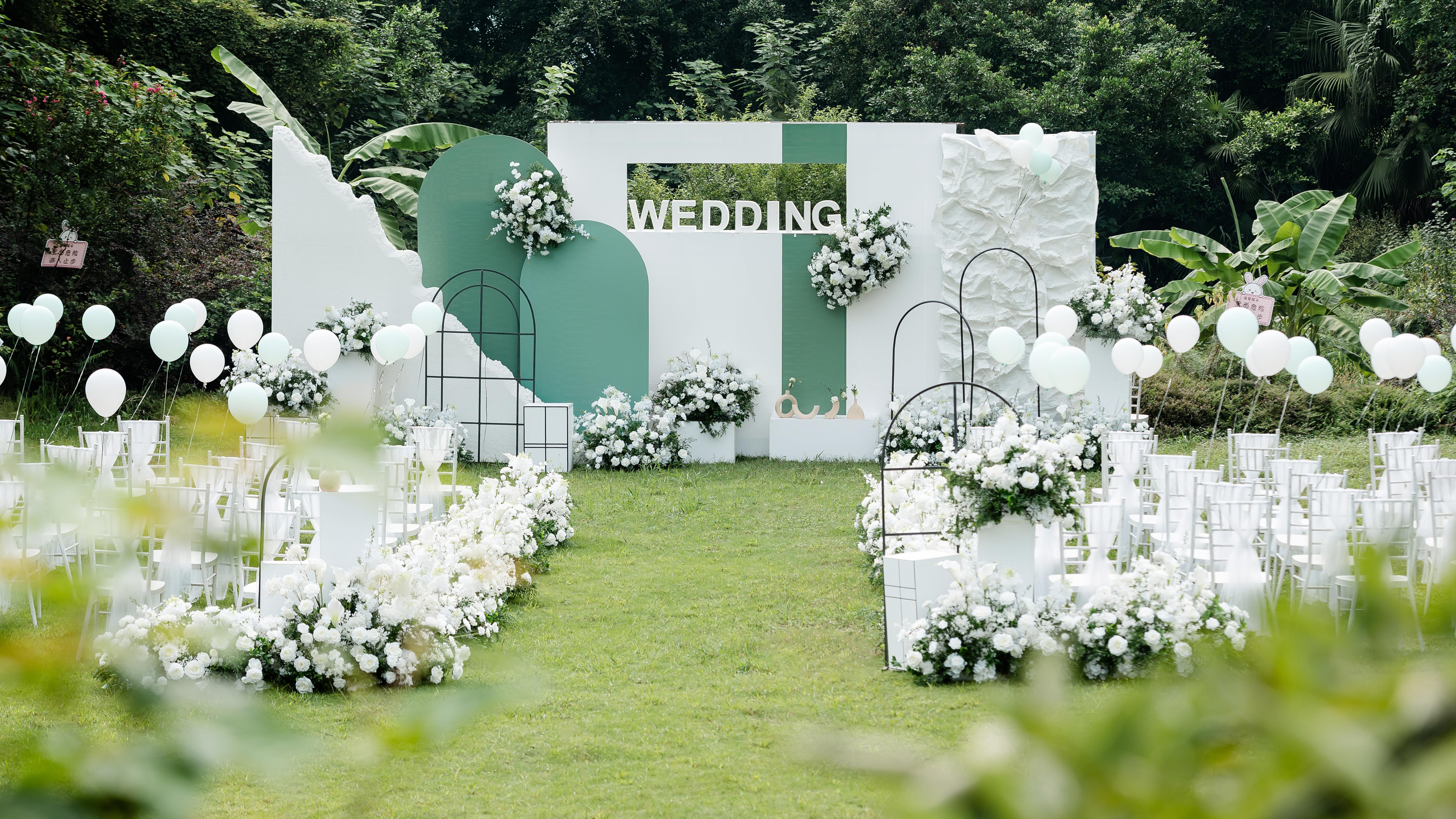 重庆户外草坪婚礼丨一场适合春天的2w小预算园游会主题户外婚礼