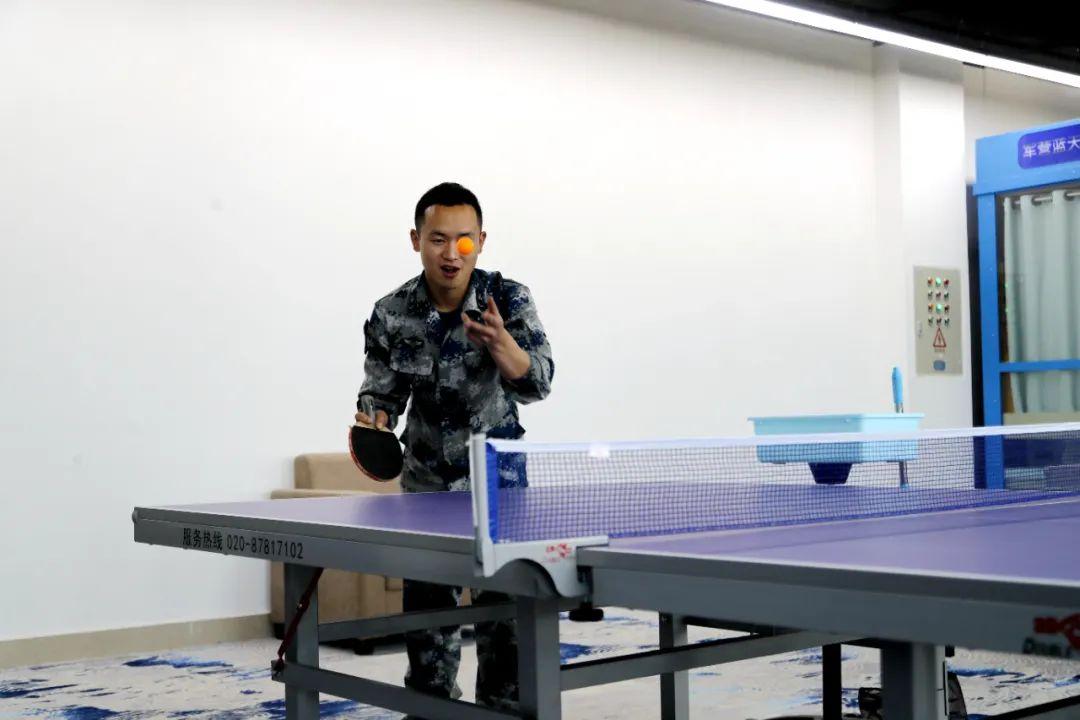 官兵们对乒乓球同样也是情有独钟好不容易等到周末放假何必拘泥于"
