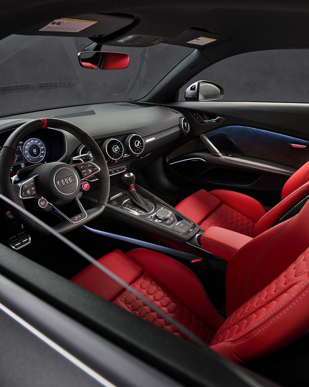 快进来挑选全新奥迪tt rs的车身和内饰颜色