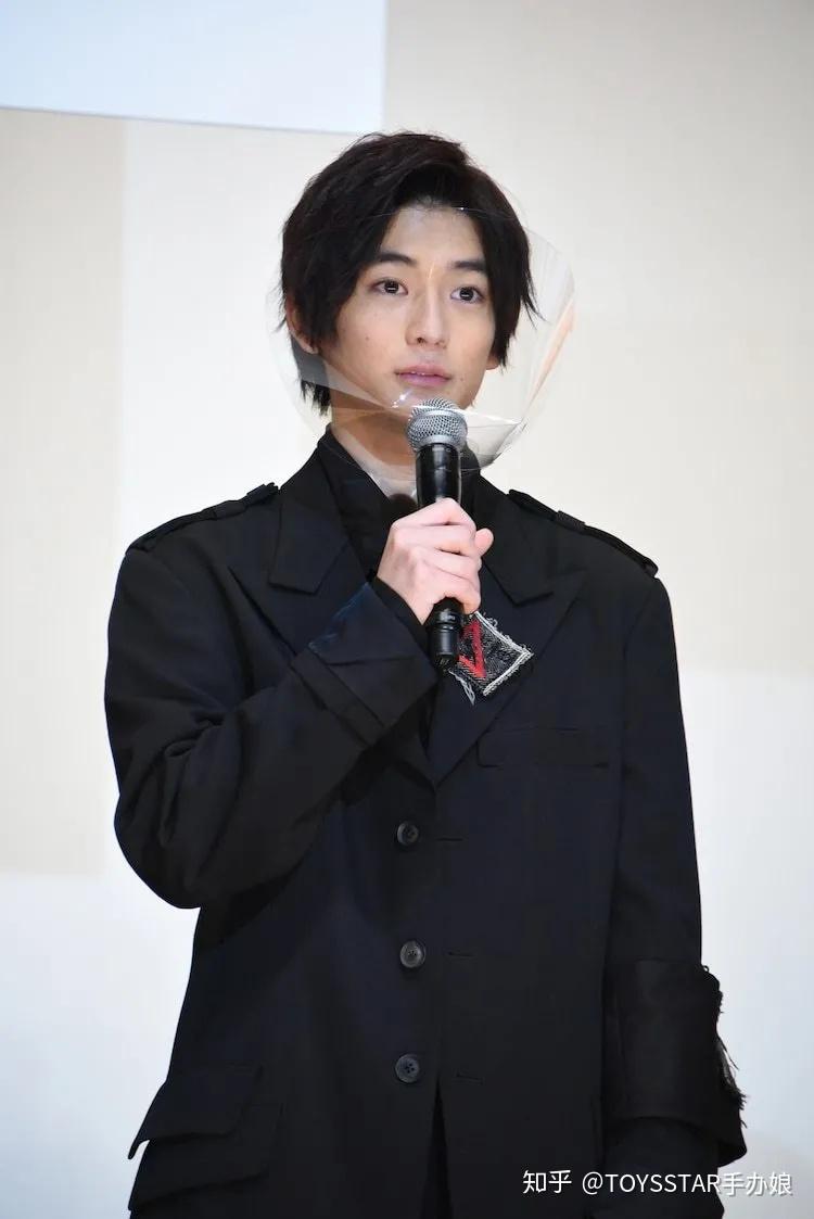 假面骑士伊甸,饰演者日本著名影星 伊藤英明 现场摆出了 假面骑士零一