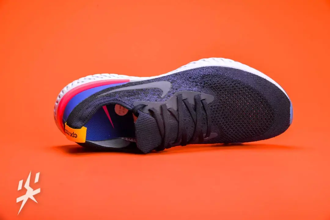 flyknit一体编织鞋面,多密度编织实现鞋面整体支撑与包裹.