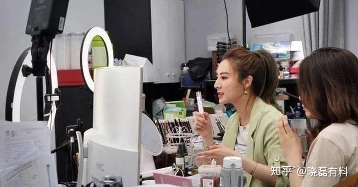 服装穿搭视频直播 v2-659ee4060982a8de6bb8d27240820cf2_r.jpg