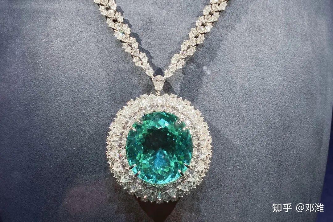 在澳门见到何超琼戴金色胸针气场绝了顶级名媛怎么选珠宝