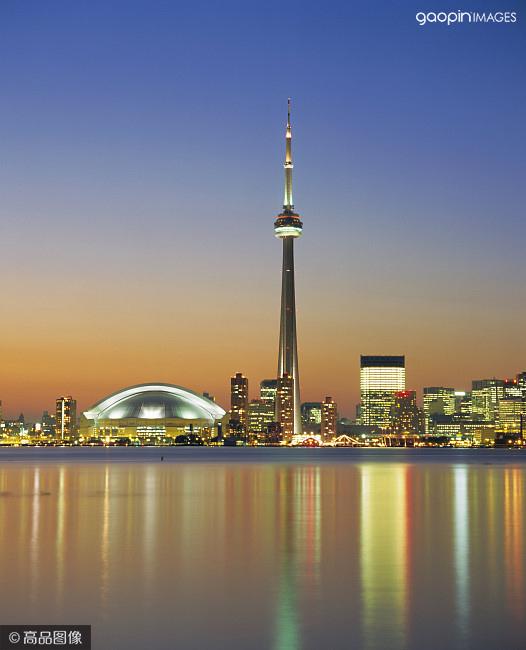 建于1976年,147 层,圆盘状的观景台远看像是飞碟,伫立在多伦多的港湾