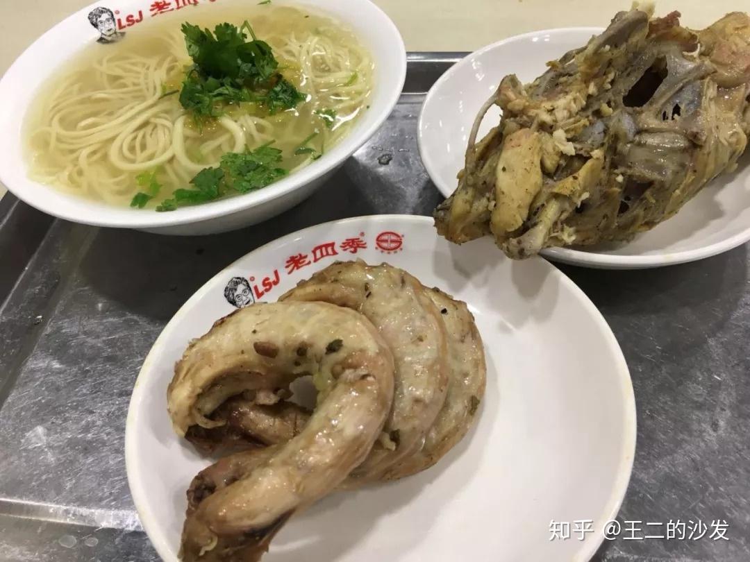 坐华哥的车啃鸡架喝老雪