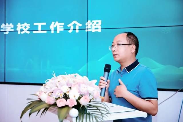 处主任吴云和食堂管理员黄海英老师分别为大家介绍了学校食堂的日常运