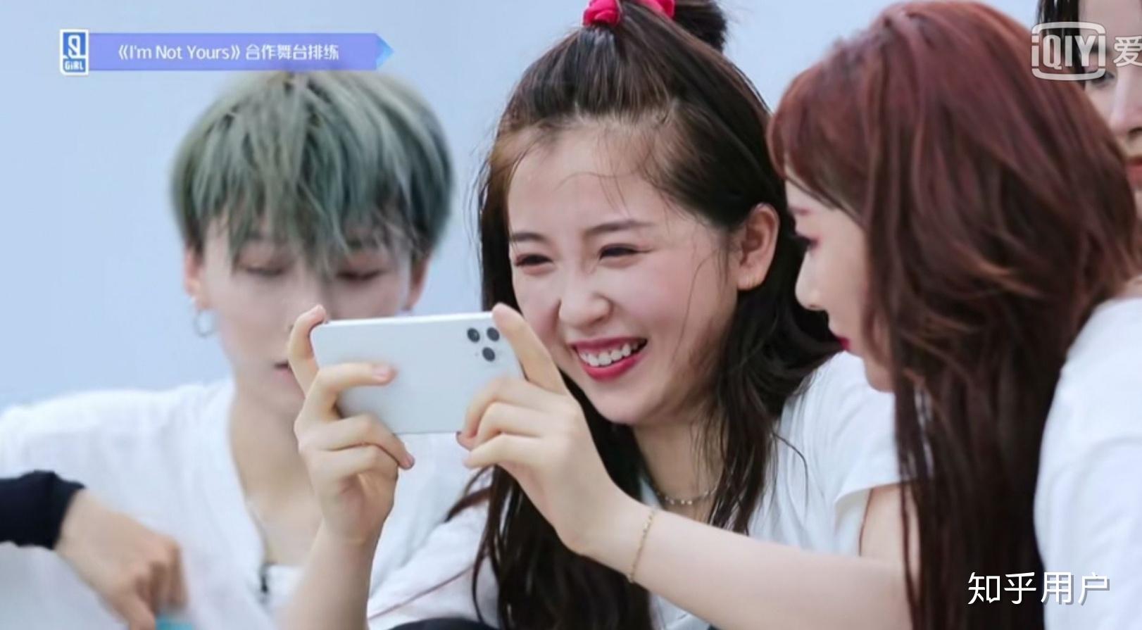 如何评价青春有你2虞书欣在与lisa合作舞台中的服装