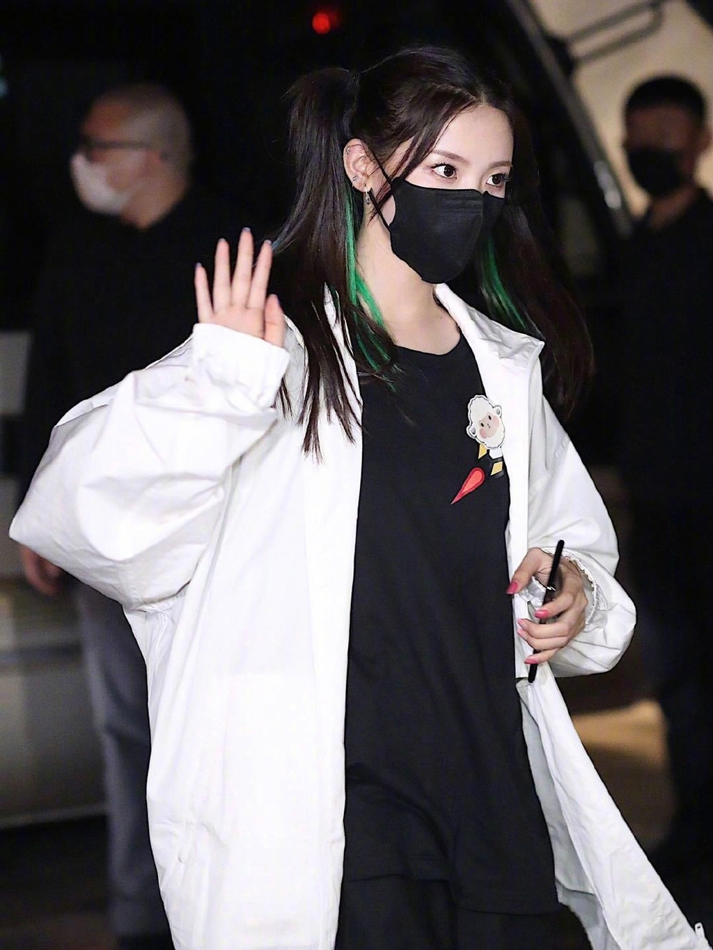 杨超越挑染绿色头发,绑双马尾穿白色外套出镜,妥妥的漫画女主 - 知乎